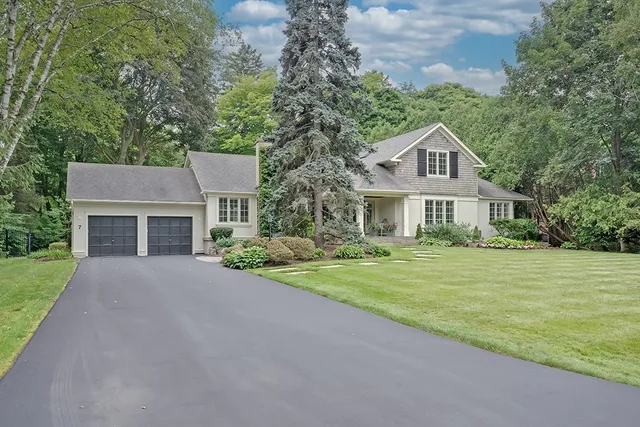 7 Colonial Cres. Oakville On L6j 4k8