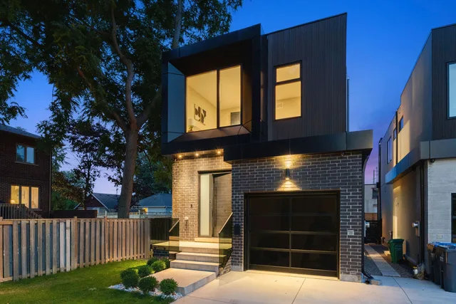 1090 Ella Ave. Mississauga On L5e 1h5